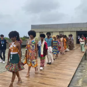 Estudantes da rede estadual de Salvador celebram raízes da cultura afro-brasileira com desfile