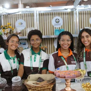 Estudantes da rede estadual expõem produtos das escolas-fábricas na Fenagro, em Salvador