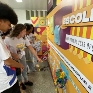 Estudantes da rede estadual de Salvador participam de experiência imersiva sobre prevenção de gravidez na adolescência