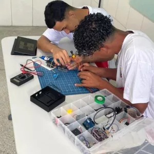 Estudantes da rede estadual de Jacobina criam sirene automatizada e levam inovação à escola municipal 