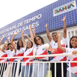 População de Cândido Sales celebra entrega de nova escola de tempo integral