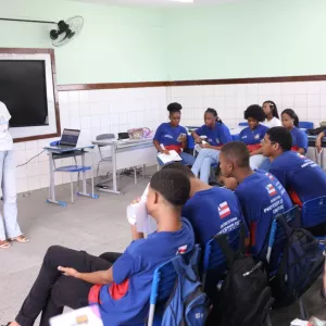 Estudantes de colégio na periferia de Salvador recebem formação em defesa e respeito aos direitos das mulheres