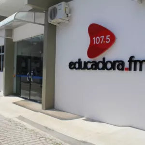 Rádio Educadora FM comemora 48 anos e oferece gratuitamente 22 programas para rádios de todo o País