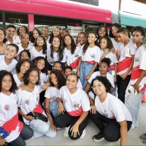 Circuito Educativo leva estudantes da rede estadual a conhecer o VLT e marca assinatura de cooperação para concurso de mobilidade