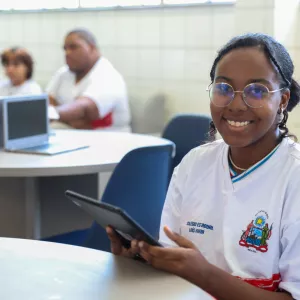 Estudantes da rede estadual podem acessar quase oito mil obras literárias nos tablets disponibilizados pelo Governo da Bahia