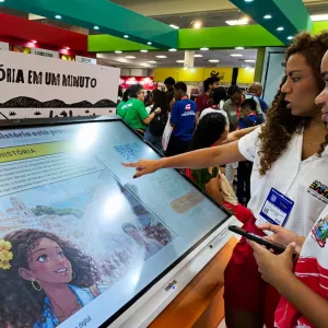Totem com inteligência artificial é destaque do estande do Governo, na Bienal do Livro da Bahia