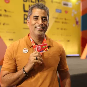 Vale-livro: retirada para professores ocorre no estande do Governo na Bienal da Bahia