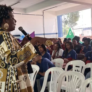 Estilista Madá Negriff inspira estudantes de escola estadual em Salvador, durante o Maio Antirracista