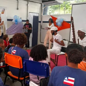 Contação de histórias africanas fortalece debate antirracista em colégio estadual de Salvador