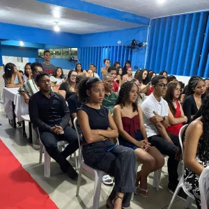 Estudantes de colégio estadual em Juazeiro lançam livro de poemas com histórias e memórias pessoais