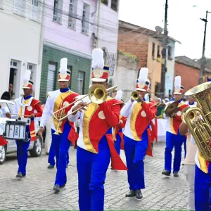 Estudantes da rede estadual desfilam no ato de transferência simbólica da capital baiana para Cachoeira