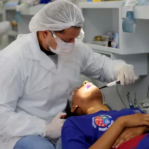 Em Salvador, Odontomóvel disponibiliza atendimento em saúde bucal gratuito para cerca de mil estudantes da rede estadual