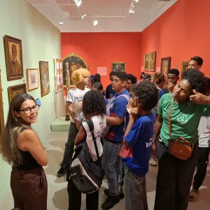 Estudantes da rede estadual de Salvador conhecem acervo de obras de arte durante visita guiada a museus da cidade