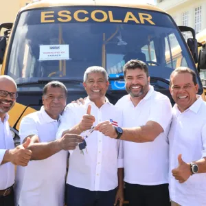 Governo do Estado entrega 101 novos ônibus escolares para municípios baianos, com investimento de R$ 43,8 milhões