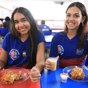 Lasanha no almoço e foco no aprendizado marcam Dia Nacional da Alimentação Escolar nos colégios da rede estadual