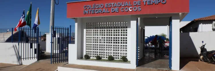 Moradores de Cocos recebem pacote de obras do governo do estado em educação