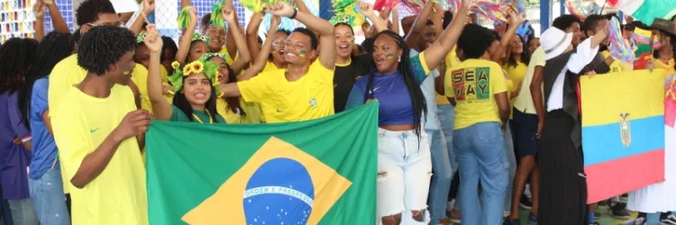 Estudantes da rede estadual de Salvador simulam desfile de abertura das Olimpíadas de Paris 2024