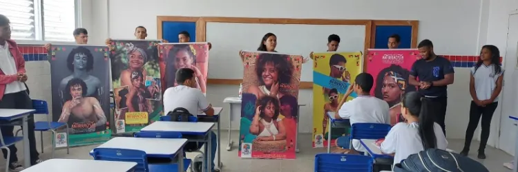 Professora da rede estadual que acertou palpite sobre tema da redação do Enem viraliza nas redes sociais