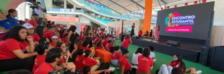 Sarau do projeto TAL movimenta Encontro Estudantil com apresentações de diferentes produções textuais