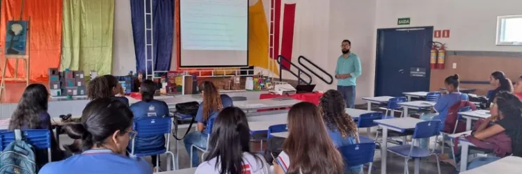 Rede estadual de ensino intensifica preparação de estudantes na reta final para o Enem
