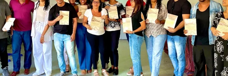 Livros sobre a história de Camaçari são entregues em escolas estaduais da cidade