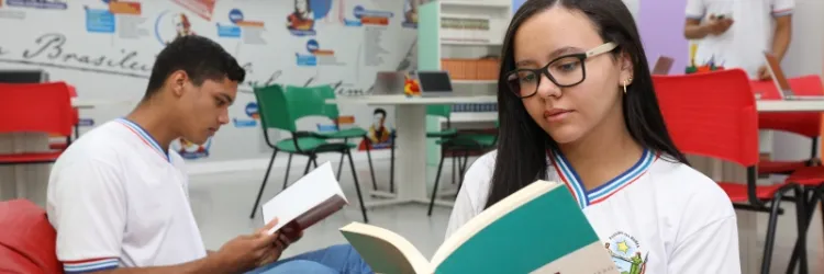 No Dia Mundial da Água, estudantes fazem mutirão de limpeza na Praia da Penha, em Salvador