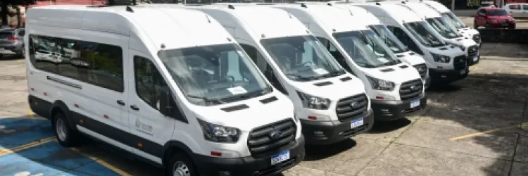 Governo do Estado entrega dez vans para atender estudantes nas aulas de campo da UNEB