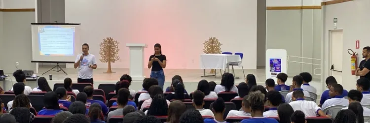 Estudantes de 158 escolas da rede estadual participam de aulões para o Enem