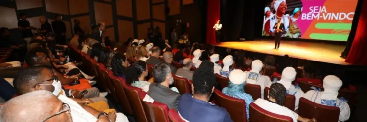 Estudantes do Colégio Estadual Mário Costa Neto assistem ao filme "Tudo Que Você Precisa é Amor" no Cineteatro 2 de Julho