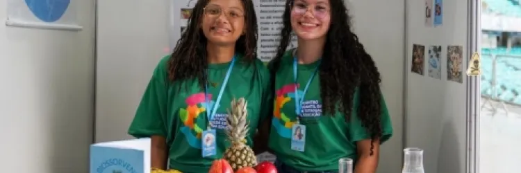 Estudantes de Camaçari utilizam cascas de frutas para tratar água contaminada