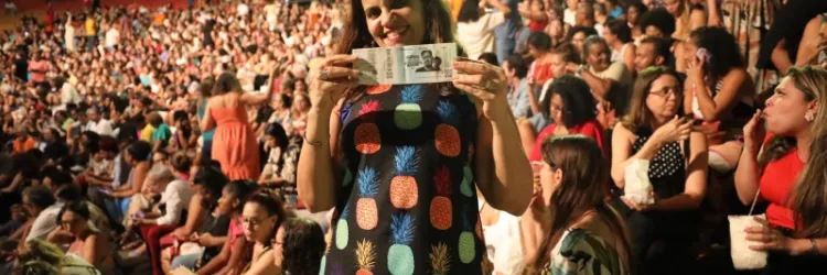 Gargalhadas e interação marcam noite em comemoração do Mês do Professor