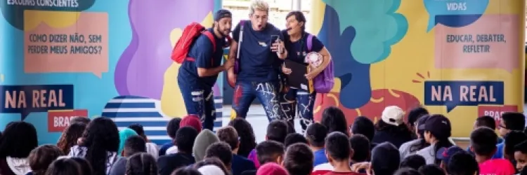 Apresentação do programa "Na Real" alerta sobre os riscos do consumo de álcool para adolescentes