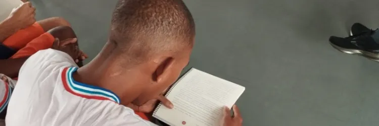 Estudantes privados de liberdade lançam coletânea de poemas sobre experiência no cárcere