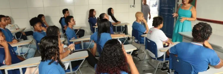 Estudantes celebram início do ano letivo com aula inaugural e entrega da modernização de escola, em Ilhéus