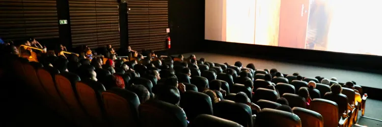 Estudantes da rede estadual assistem ao filme "Ainda estou aqui" de forma gratuita