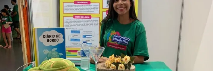 Estudantes da rede estadual da Bahia querem reduzir consumo de plástico com canudo de chocolate