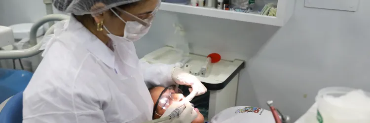 Aniversário de Salvador: Odontomóvel leva saúde bucal para estudantes da rede estadual