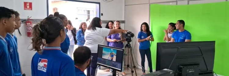 Aula de fotografia com estudantes em sala de aula