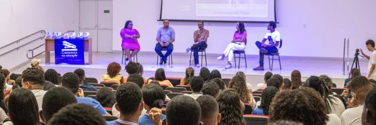 Premiado escritor Jeferson Tenório participa de bate-papo com estudantes de Camaçari