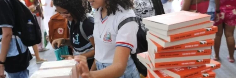 Comunidade escolar do Colégio Estadual Antônio Figueredo participa da I Feira de Literatura e Arte de Ibiassucê