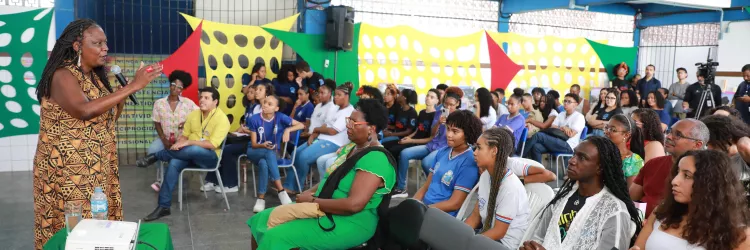 Autoafirmação racial é tema de debate entre alunos do Colégio Estadual Clarice Santiago e consultora da ONU