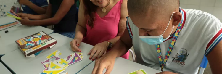 Professora e estudante em aula