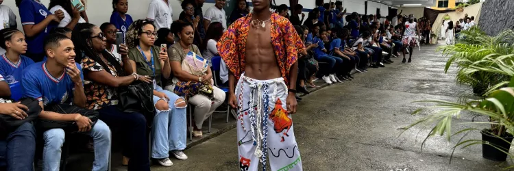 Desfile apresenta peças autorais de moda afro feita por estudantes