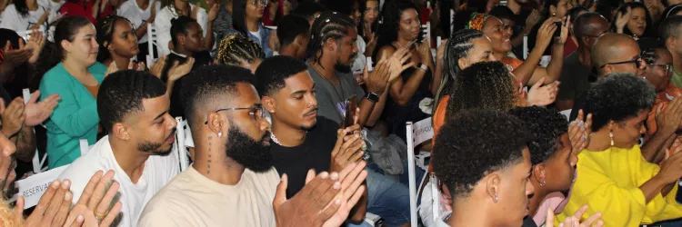 Abertura da II Feira Literária Internacional de Serrinha atrai grande público com participação do rapper e escritor MV Bill