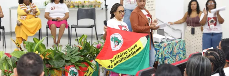 SEC debate estratégias para promover a alfabetização de jovens e adultos nas periferias urbanas