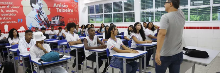 Bahia alcança liderança nacional em taxa de escolarização entre adolescentes