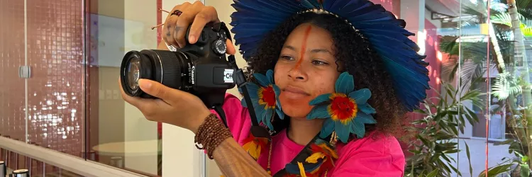 Indígena com câmera fotográfica