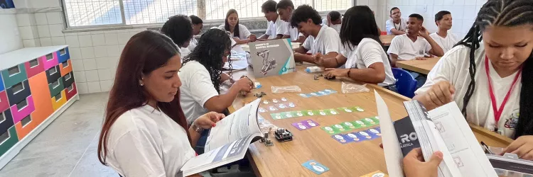 Escolas estaduais recebem kits de Robótica e professores passarão por encontro formativo, em Salvador