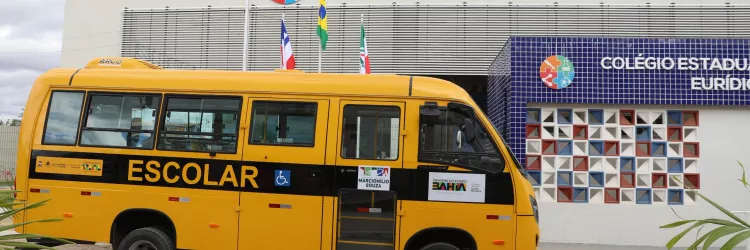 Governo entrega novos ônibus escolares para Santo Estevão