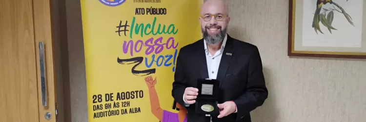 Secretária da Educação recebe Prêmio Reconhecer, dado pelas APAEs